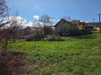 Ponúkam na predaj pozemok v obci Krnča s rozlohou 950 m2. Po