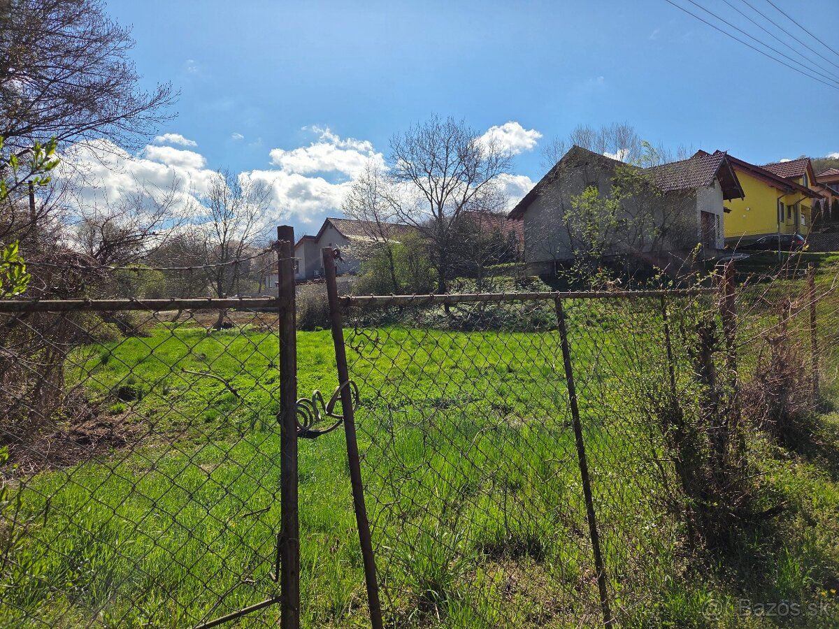 Ponúkam na predaj pozemok v obci Krnča s rozlohou 950 m2. Po