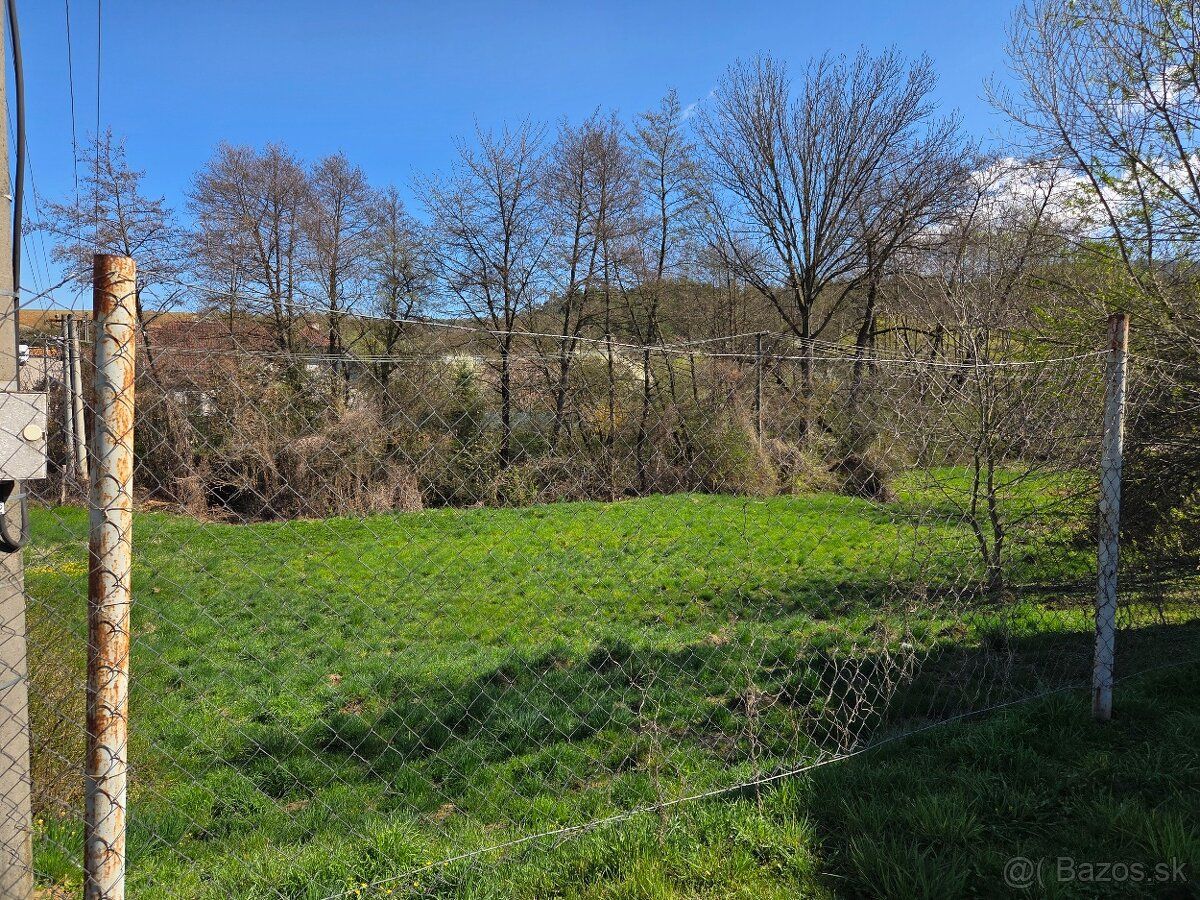 Ponúkam na predaj pozemok v obci Krnča s rozlohou 950 m2. Po
