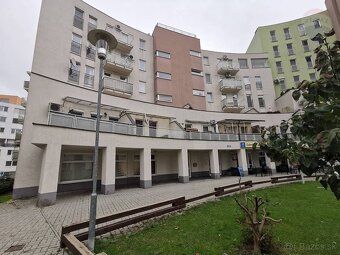 Realitná kancelária RE/​MAX ponúka na prenájom veľkorysý 1 i