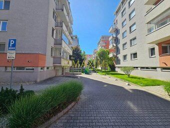 Ponúkame na predaj priestranný a slnečný 2 izbový byt s logg