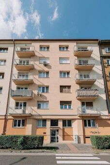 Na predaj: Priestranný a kompletne zrekonštruovaný 3-izbový 
