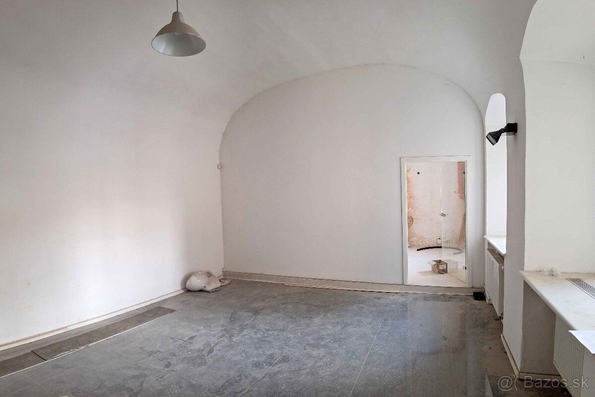 Ponúkame voľný nebytový priestor o výmere 100 m2 na prízemí 