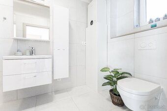 Popis nehnuteľnosti Ponúkame Vám na predaj 2-izbový apartmán