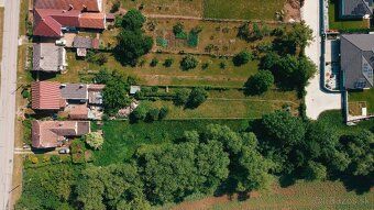 Ponúkame na predaj veľmi pekný pozemok - záhradu na konci no