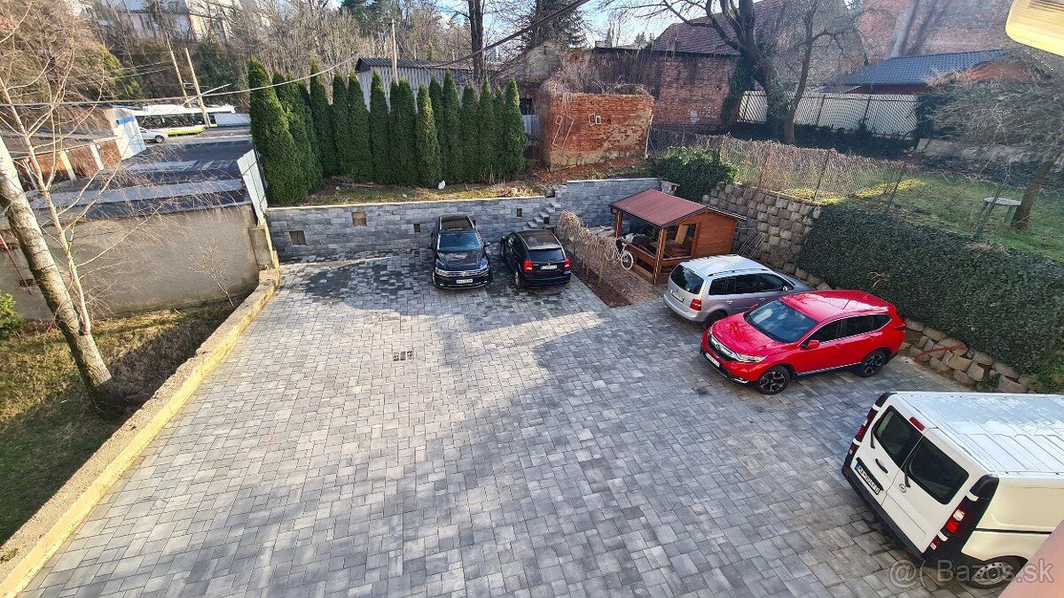 Prenajmem parkovacie miesto v centre na Predmestskej ulici, 