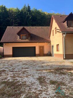 Zastavaná plocha: 1013m² Obytná plocha: 476m² Celková rozloh