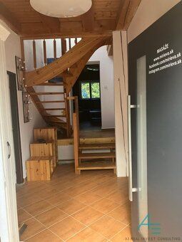 Zastavaná plocha: 1013m² Obytná plocha: 476m² Celková rozloh