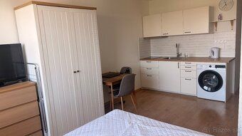 Základné informácie: Výmera: 24 m² + balkón + pivnica (4 m²)
