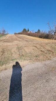 Možnosť výstavby chaty so zastavanou plochou do 150 m2 . Poz