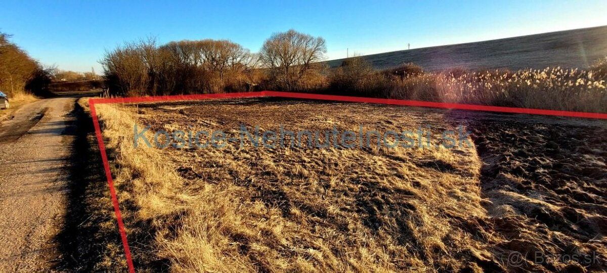 Možnosť výstavby chaty so zastavanou plochou do 150 m2 . Poz