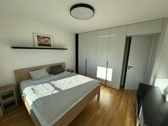 Na predaj 2 izbový byt s balkónom, klimatizáciou a garážou –