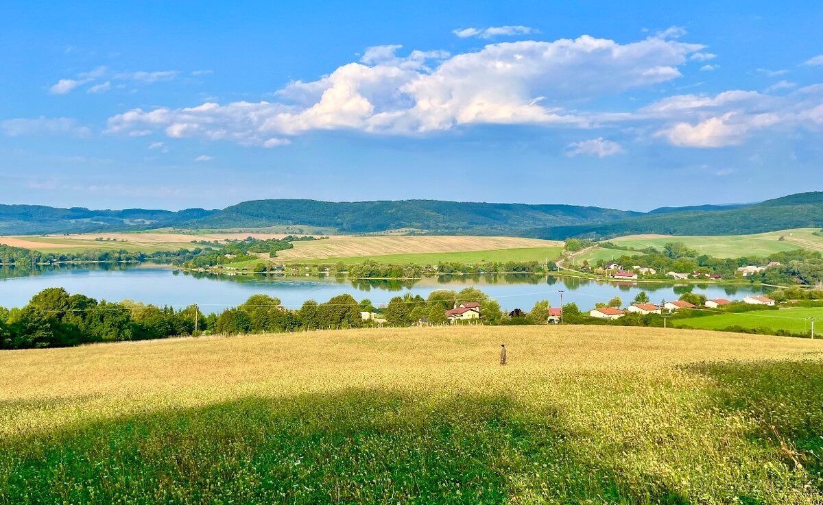 Ponúkam na predaj slnečný, rekreačný pozemok, s rozlohou 4.4