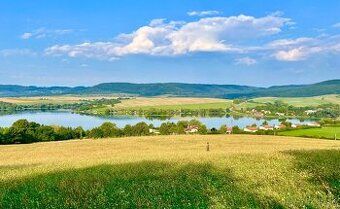 Ponúkam na predaj slnečný, rekreačný pozemok, s rozlohou cca