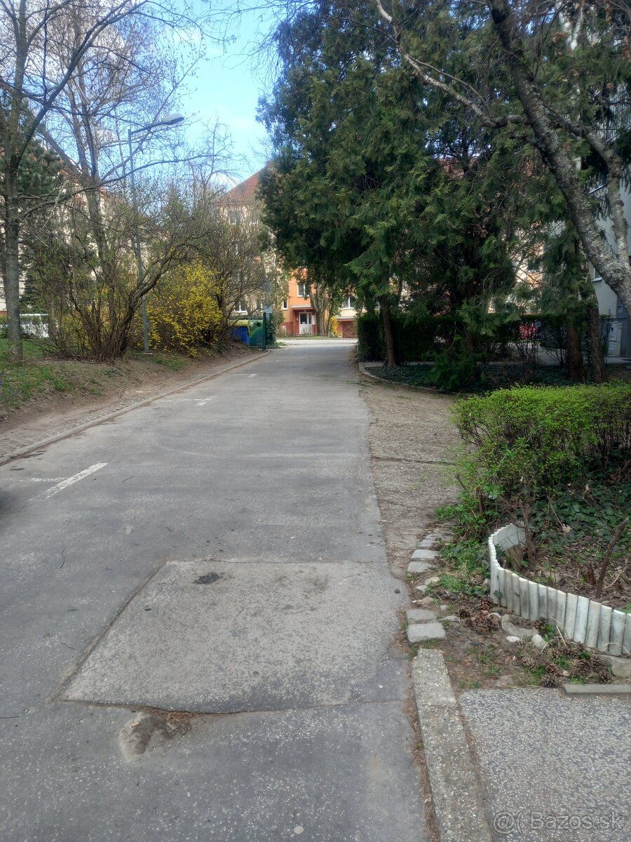 Vymením 2-izbový byt 52m2, zvýšené prízemie, bez balkóna, za