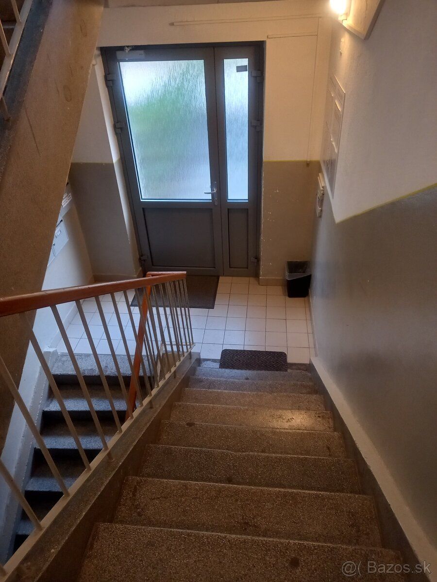 Vymením 2-izbový byt 52m2, zvýšené prízemie, bez balkóna, za