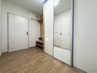 Byt o výmere 50,06 m2 (loggia 9,35 m2) je situovaný v novej 