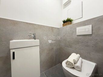 Byt o výmere 50,06 m2 (loggia 9,35 m2) je situovaný v novej 