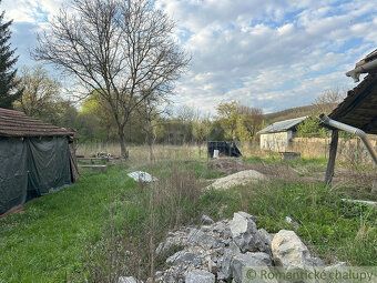 Na predaj dom s veľkou záhradou v malej dedinke Rašice. Dom 
