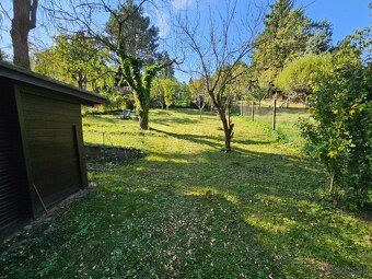 POPIS: - celková rozloha pozemku: 767 m2 (vrátane chatky s b