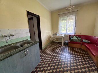 Ponúkame na predaj rodinný dom, ktorý potrebuje rekonštrukci