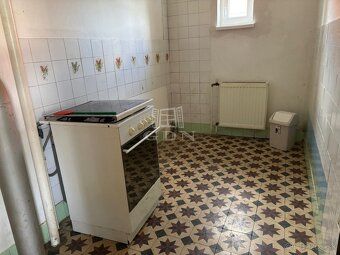 Ponúkame na predaj rodinný dom, ktorý potrebuje rekonštrukci