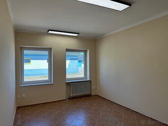 Sklad sa nachádza v oplotenom areály s vrátnikom, v priemyse