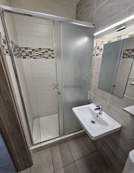 Ponúkame na predaj kompletne zariadený 1,5-izbový byt v tich