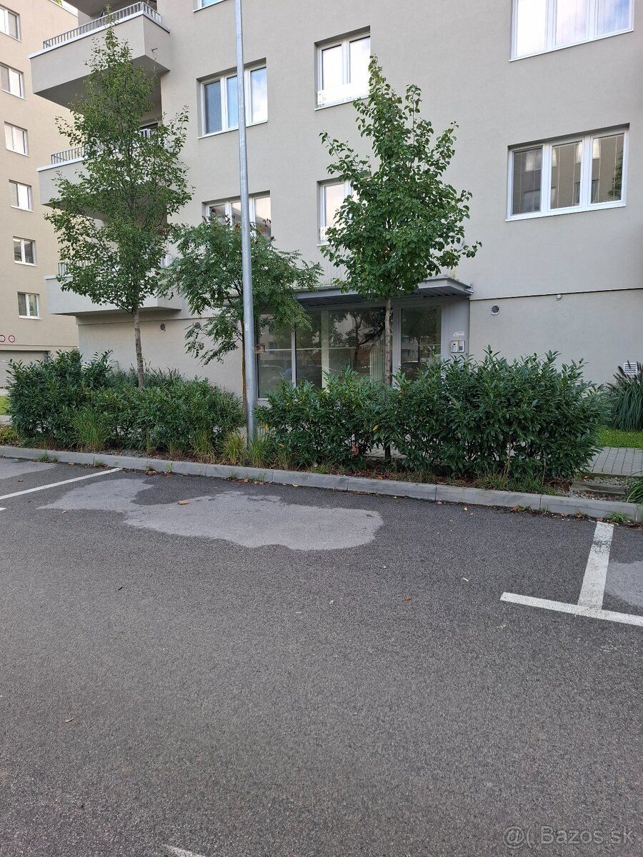 Ponúkam dlhodobý prenájom parkovacieho miesta v Žiline na Ze