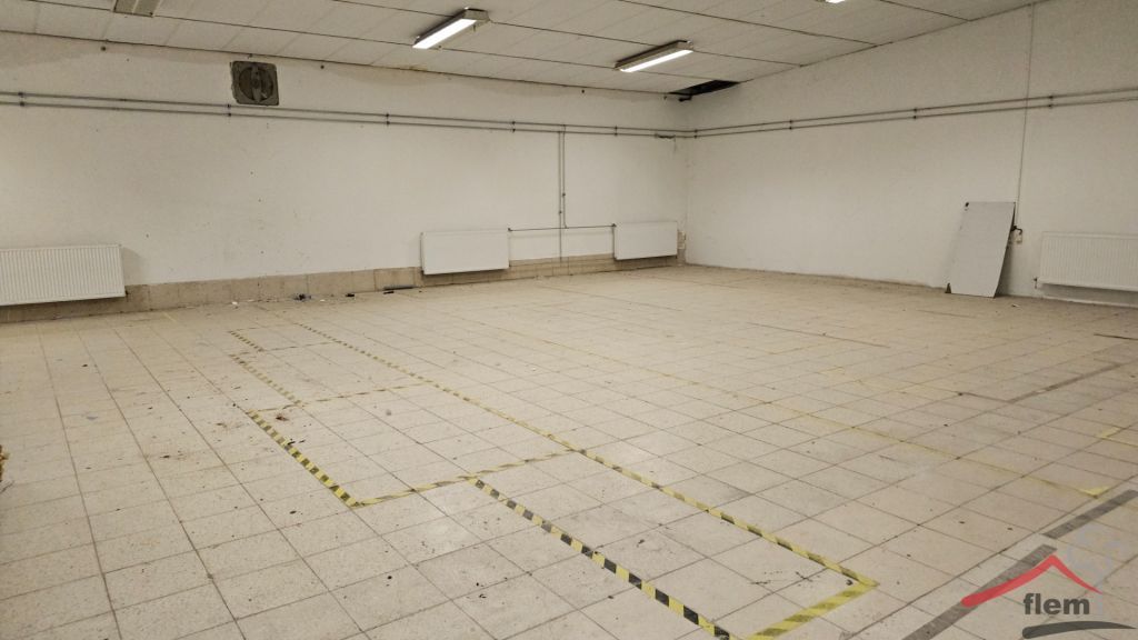 Ponúkam na dlhodobý prenájom skladové priestory v meste Vráb