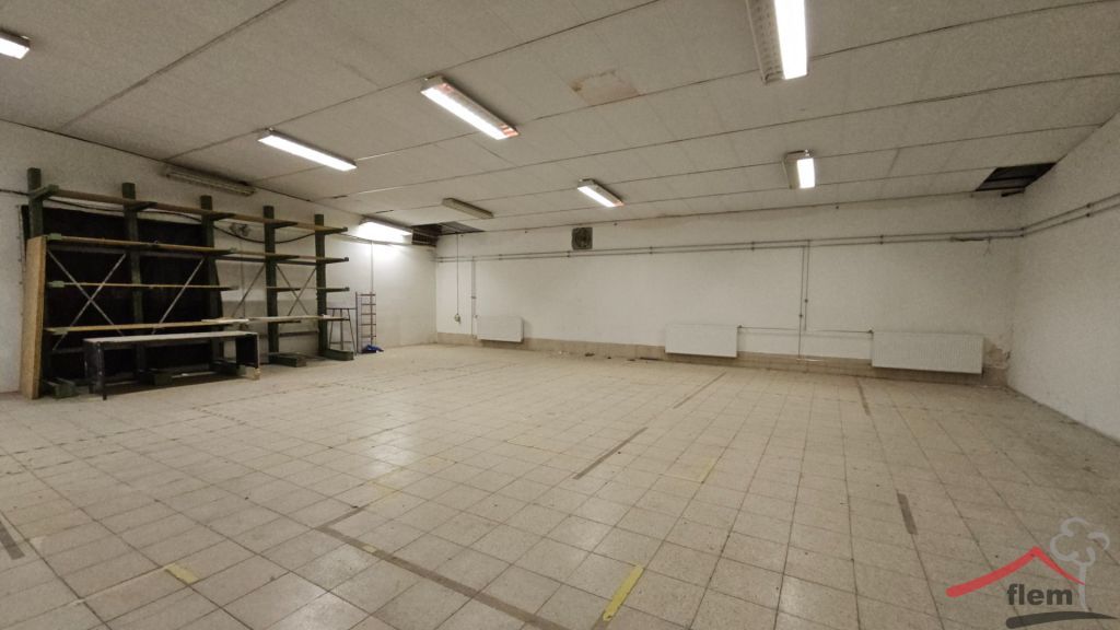 Ponúkam na dlhodobý prenájom skladové priestory v meste Vráb