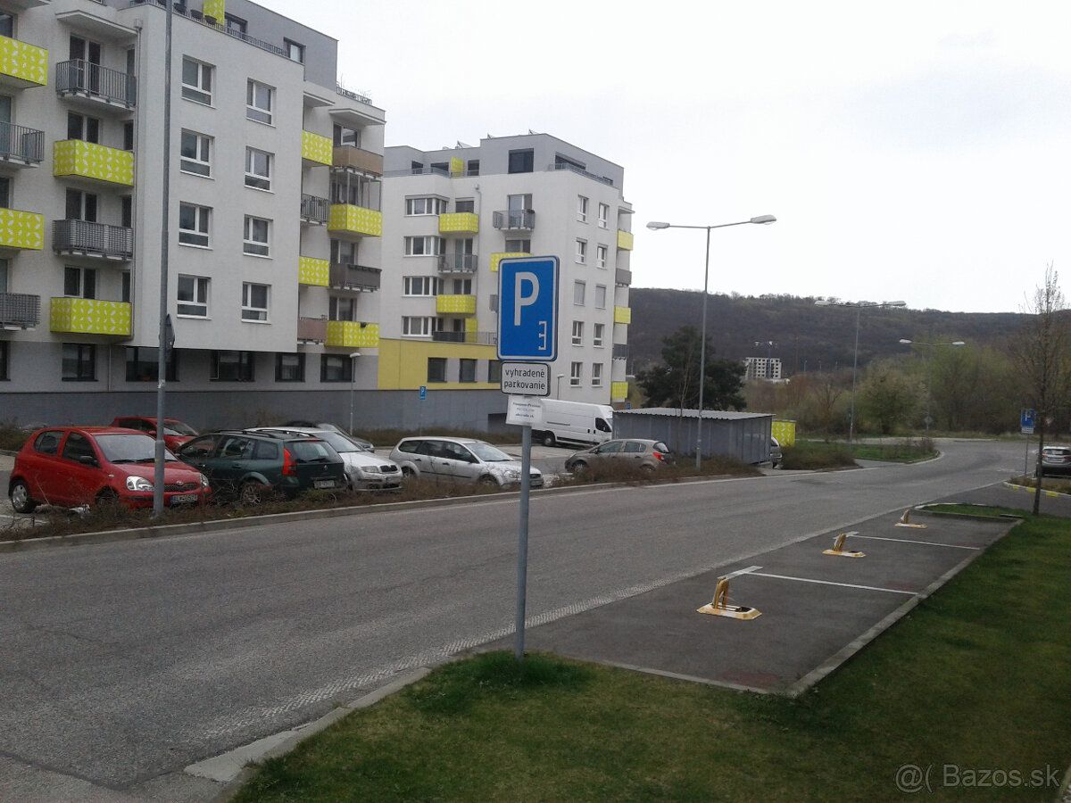Ponukame vonkajsie parkovacie statie rozmer cca 2,4m x 5,5m 