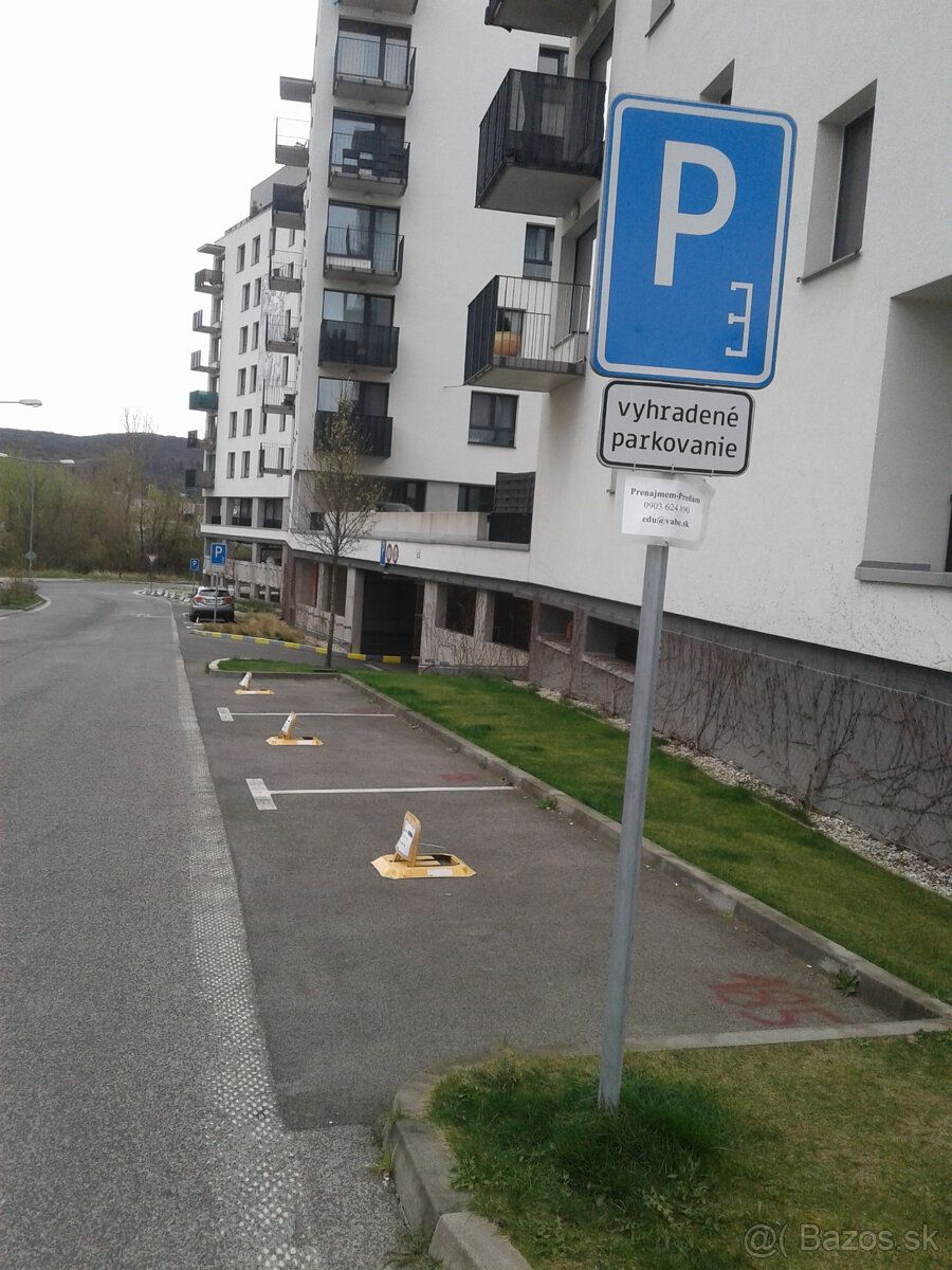 Ponukame vonkajsie parkovacie statie rozmer cca 2,4m x 5,5m 