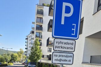 Ponukame vonkajsie parkovacie statie rozmer cca 2,4m x 5,5m 