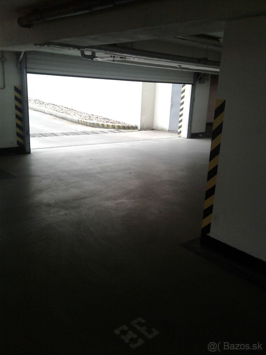 Ponukame sirsie garazove statie rozmer cca 2,7 x 5,1m na dlh