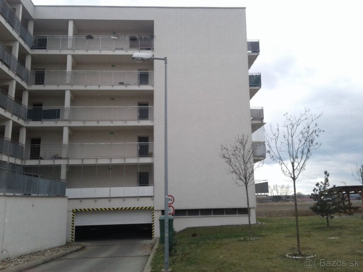 Ponukame sirsie garazove statie rozmer cca 2,7 x 5,1m na dlh