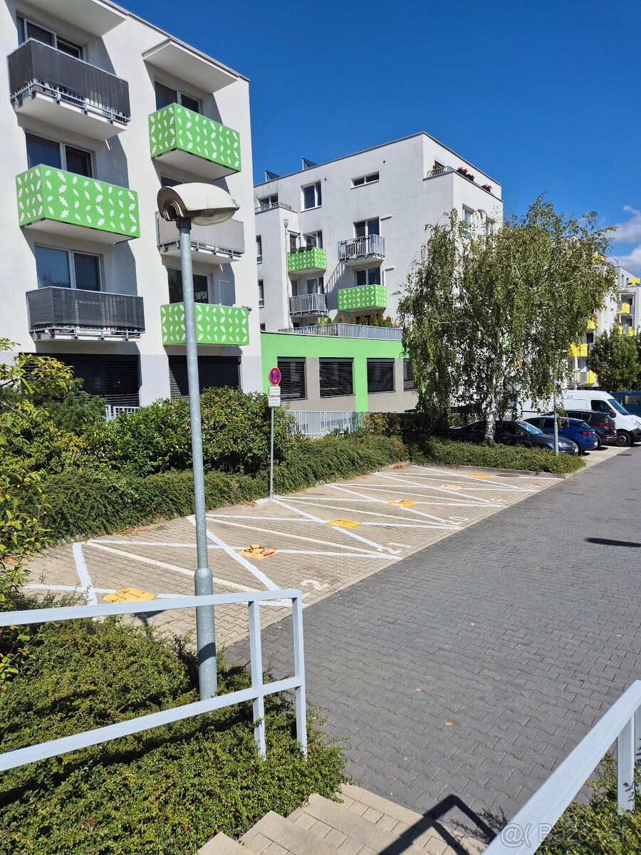 Ponukame vonkajsie parkovacie statie rozmer cca 2,4m x 5,5m 