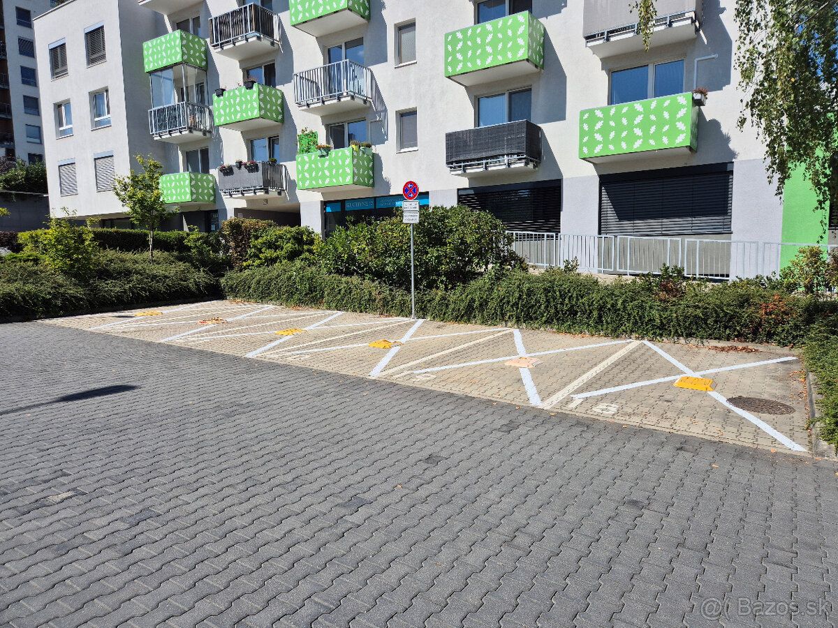 Ponukame vonkajsie parkovacie statie rozmer cca 2,4m x 5,5m 