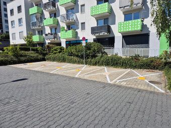 Ponukame vonkajsie parkovacie statie rozmer cca 2,4m x 5,5m 