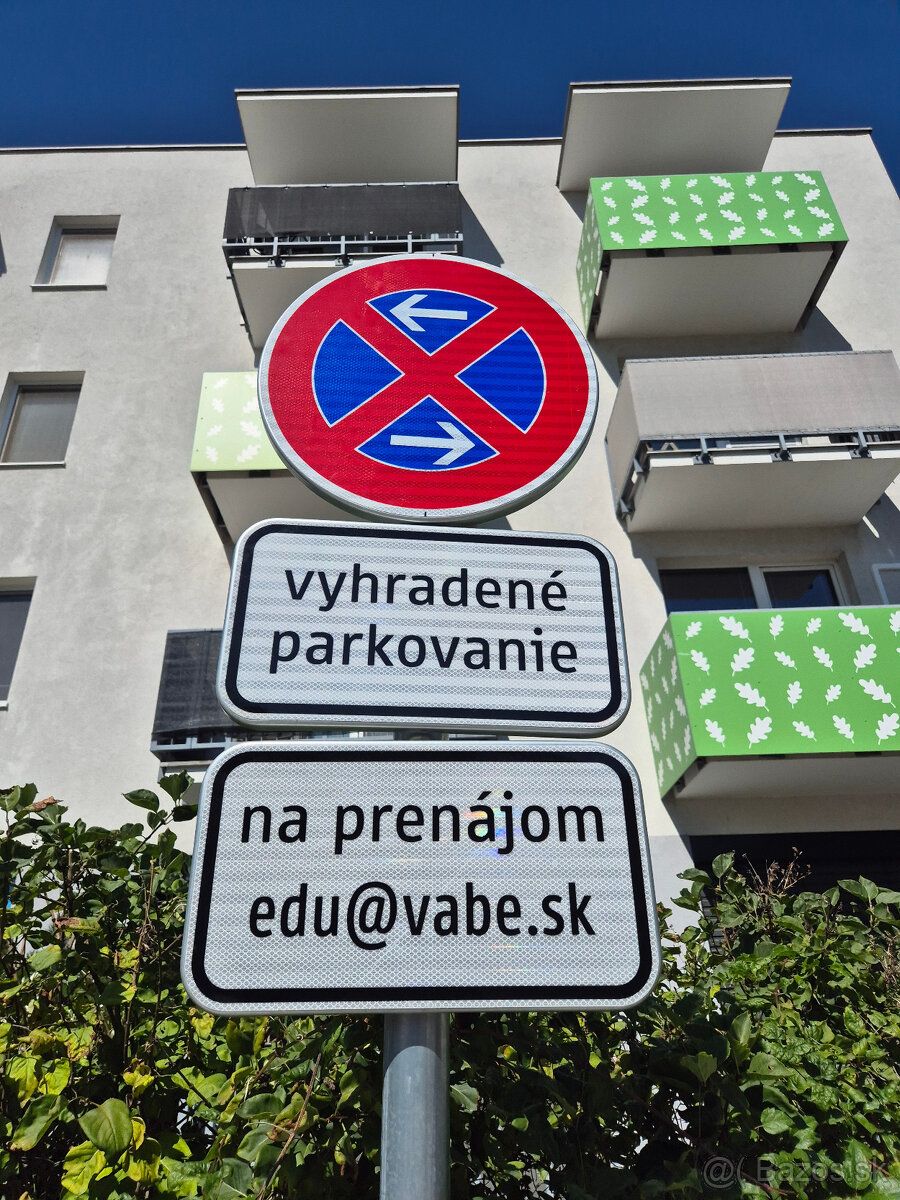 Ponukame vonkajsie parkovacie statie rozmer cca 2,4m x 5,5m 