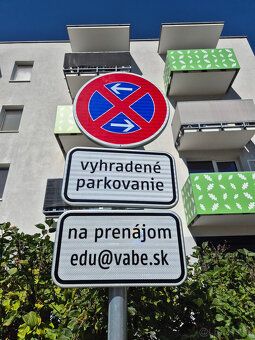 Ponukame vonkajsie parkovacie statie rozmer cca 2,4m x 5,5m 