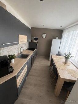 Predám 2 izbový byt v centre RS, Malohontská ulica. Pre viac