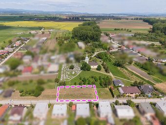 Exkluzívne Vám ponúkame na predaj rovinatý pozemok v obci Be
