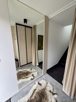 APARTMÁN - Komplet na mieru moderne zariadený s terasou v Hr