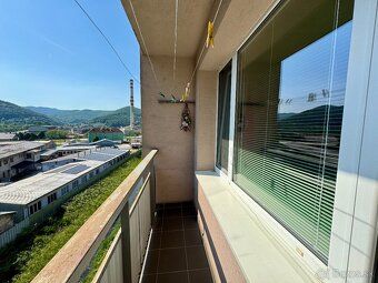 Ponúkame na predaj slnečný, priestranný a kompletne zrekonšt