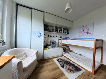 Na predaj veľkometrážny 4 izbový byt v Nitre s balkónom
Popi