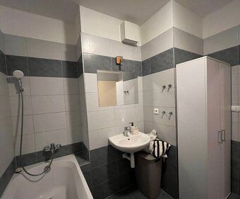 Ponúkame Vám na prenájom priestranný 2i byt s veľkým balkóno