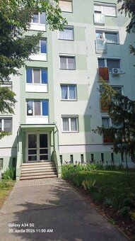Svetlý 3-izbový byt s klimatizáciou a nízkymi nákladmi v Mos