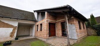 Vo výhradnom zastúpení predáme rodinný dom v Bzinciach pod J