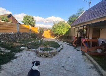 Vo výhradnom zastúpení predáme rodinný dom v Bzinciach pod J